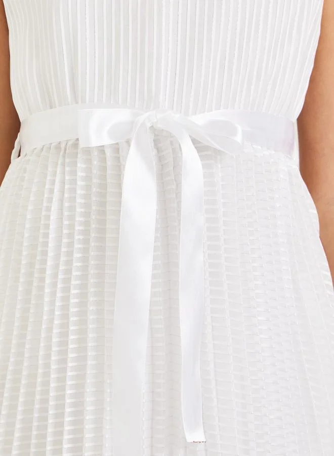 ستايلي فستان بحافة واسعة وكسرات